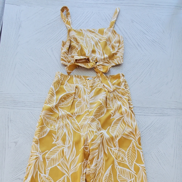 🍌Two Piece Banana Leaf Pant Suit 🍌 - Picture 1 of 9